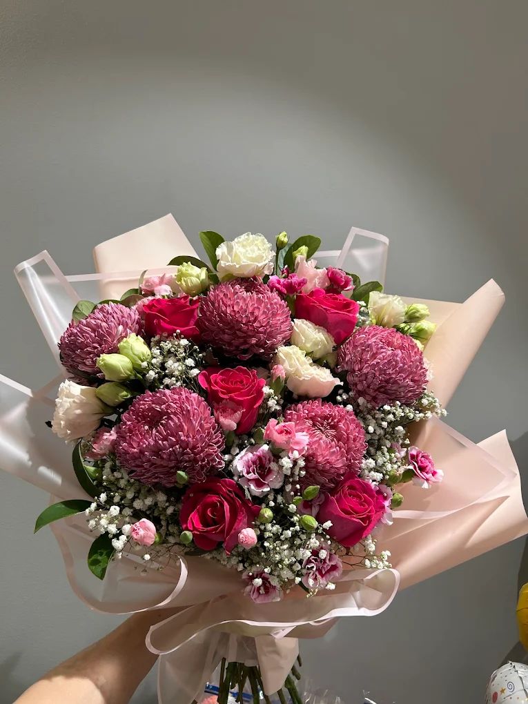Bouquet of burgundy chrysanthemums and red roses