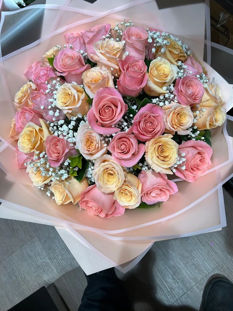 Bouquet of pink and peach roses